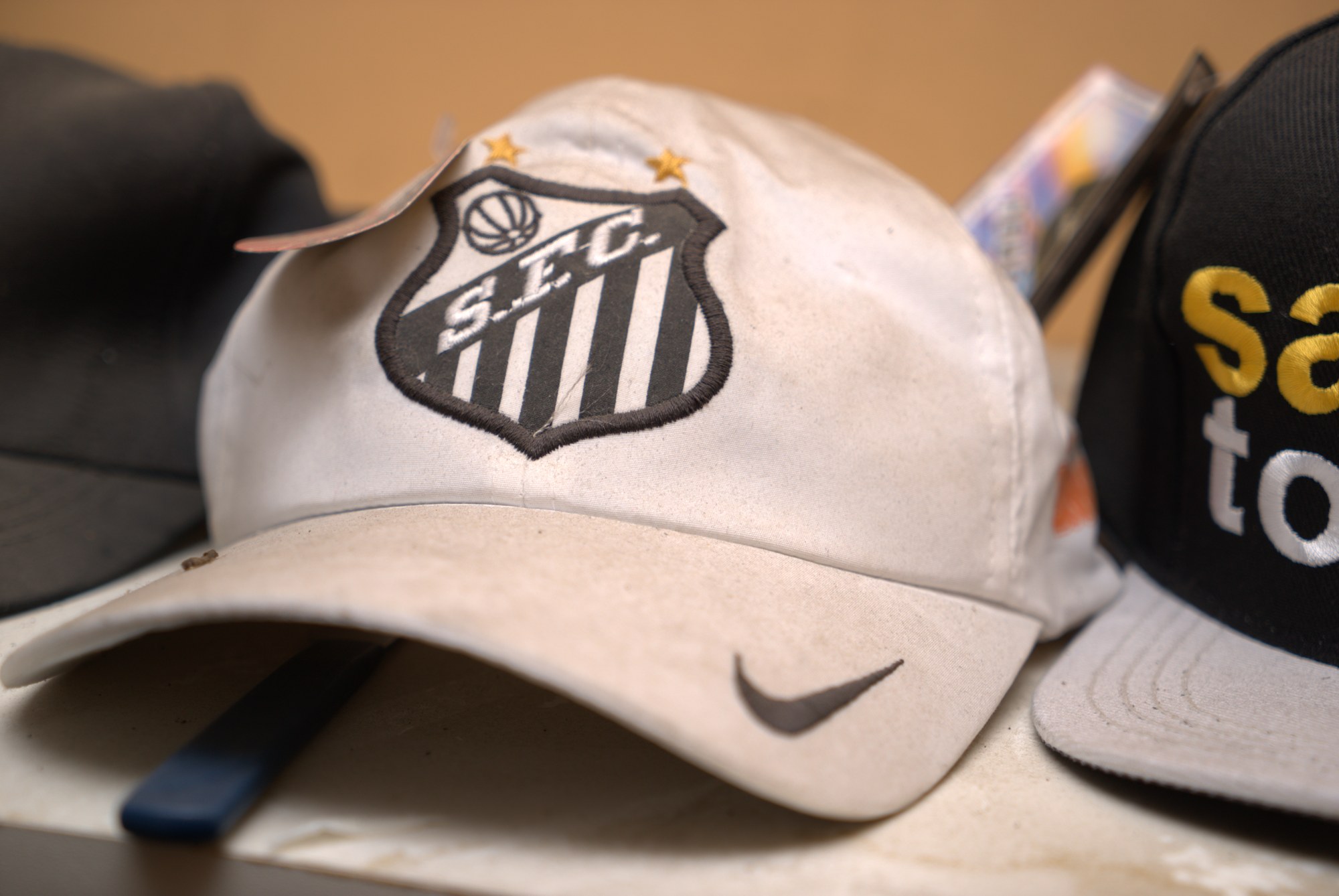 Boné Nike Santos FC — Branco/Bege com Escudo Bordado