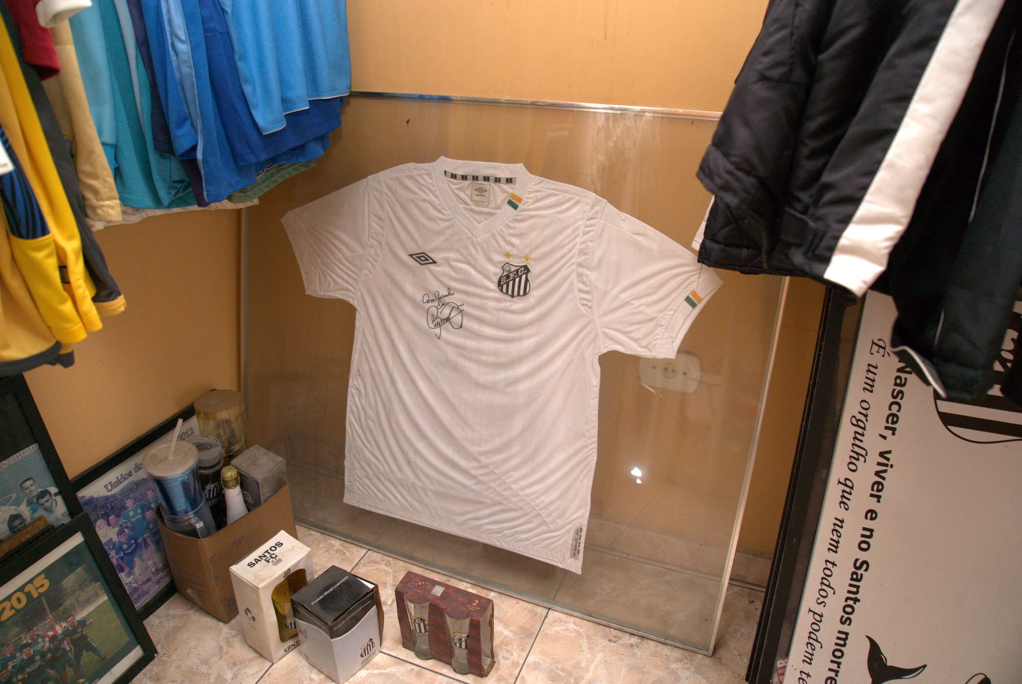 Camisa Santos FC Umbro 2011 Autografada — Emoldurada em Vidro